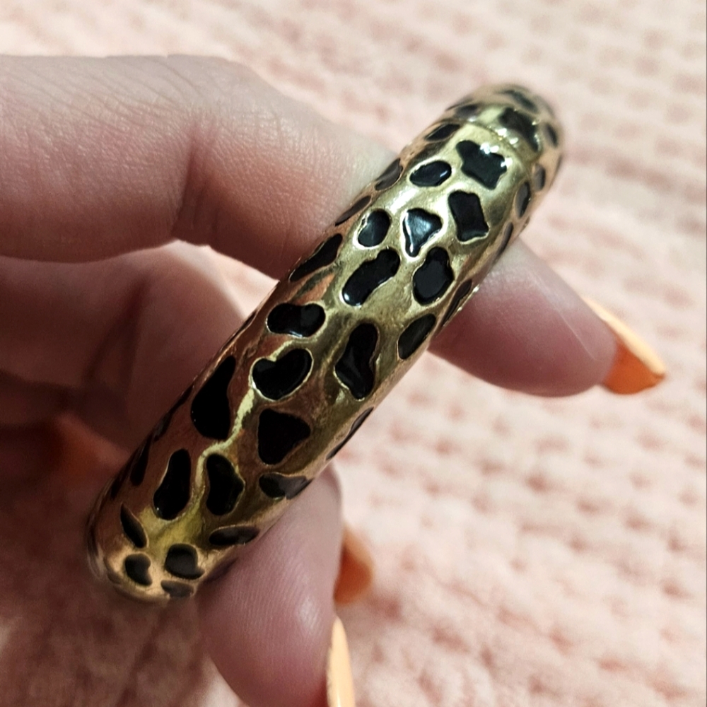 Animal print gold bracelet 💛 looks like a bangle but has stretch elastic!